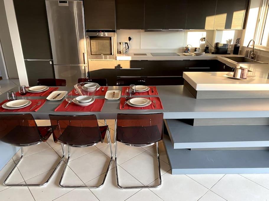 Spacious And Sunkissed 3Br & 2 Bathrooms Apartment Athén Kültér fotó