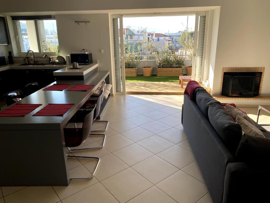 Spacious And Sunkissed 3Br & 2 Bathrooms Apartment Athén Kültér fotó